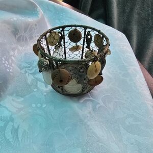 Tealight candle holder